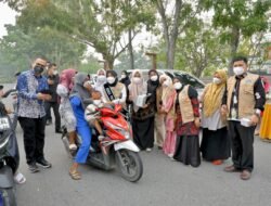 Bunda PAUD Kabupaten Kampar Turun Langsung Membagikan Masker Kepada Masyarakat