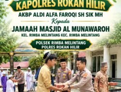 Usai Sholat Jumat, Kapolres Rohil Salurkan Sedekah Makanan ke Jamaah Masjid Al Munawarah   