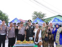 HUT TNI ke-81, Kapolres Rokan Hilir Berikan Tumpeng dan Bibit Pohon kepada Dandim 0321 Rohil   