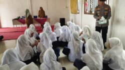 Polsek Rantau Kopar Sosialisasikan Pencegahan Karhutla dan Bagikan Masker di SMP Negeri 01 Rantau Kopar