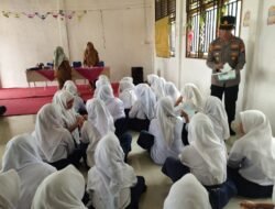 Polsek Rantau Kopar Sosialisasikan Pencegahan Karhutla dan Bagikan Masker di SMP Negeri 01 Rantau Kopar