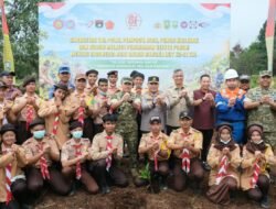 TNI-Polri Bersama Buruh Tanam 20 Ribu Pohon di Siak, Kabaharkam Tekankan Polisi Bersama Masyarakat