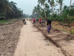 Wujudkan Impian Warga, Kodim 0314/Inhil dan Masyarakat Bahu-Membahu Semenisasi Jalan 1 Km di Inhil