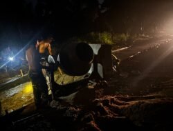 Pantang Menyerah hingga Malam, Satgas TMMD ke-130 Kodim 0314/Inhil Kebut Semenisasi Jalan di Kuala Lemang