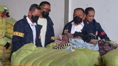 Melindungi Kepentingan Ekonomi Nasional, Bareskrim Sita 1.257 Bal Pakaian Bekas di Subang